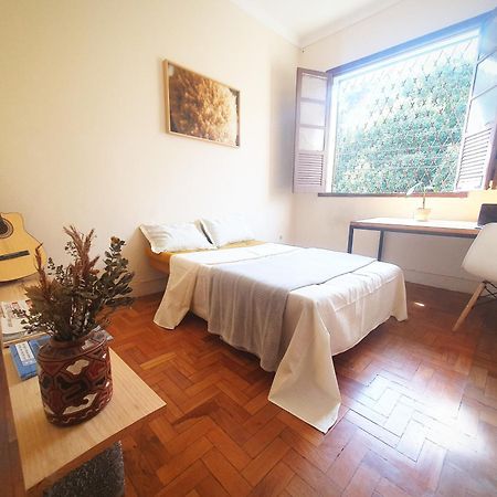 Quarto Casal Com Janela Casa Caramel بيلو هورزونتي المظهر الخارجي الصورة