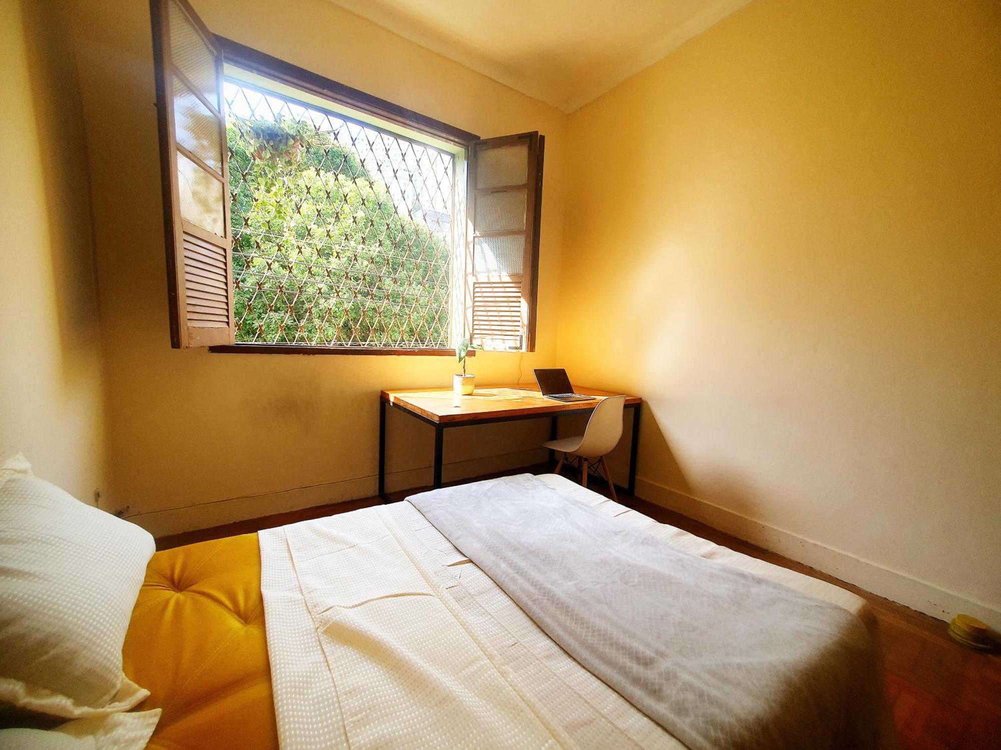 Quarto Casal Com Janela Casa Caramel بيلو هورزونتي المظهر الخارجي الصورة